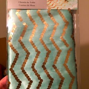Table runner w sequins/mint